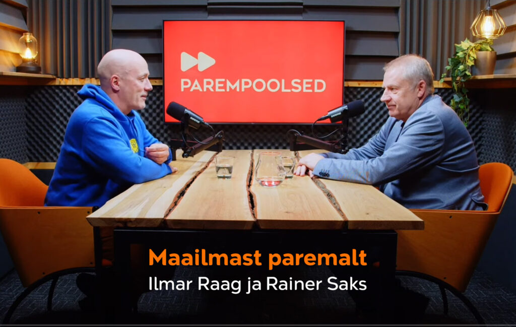 Stuudios laua taga istuvad vasakul Ilmar Raag ja paremal Rainer Saks.