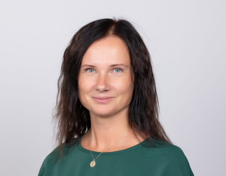Jaana Roos, Parempoolsed